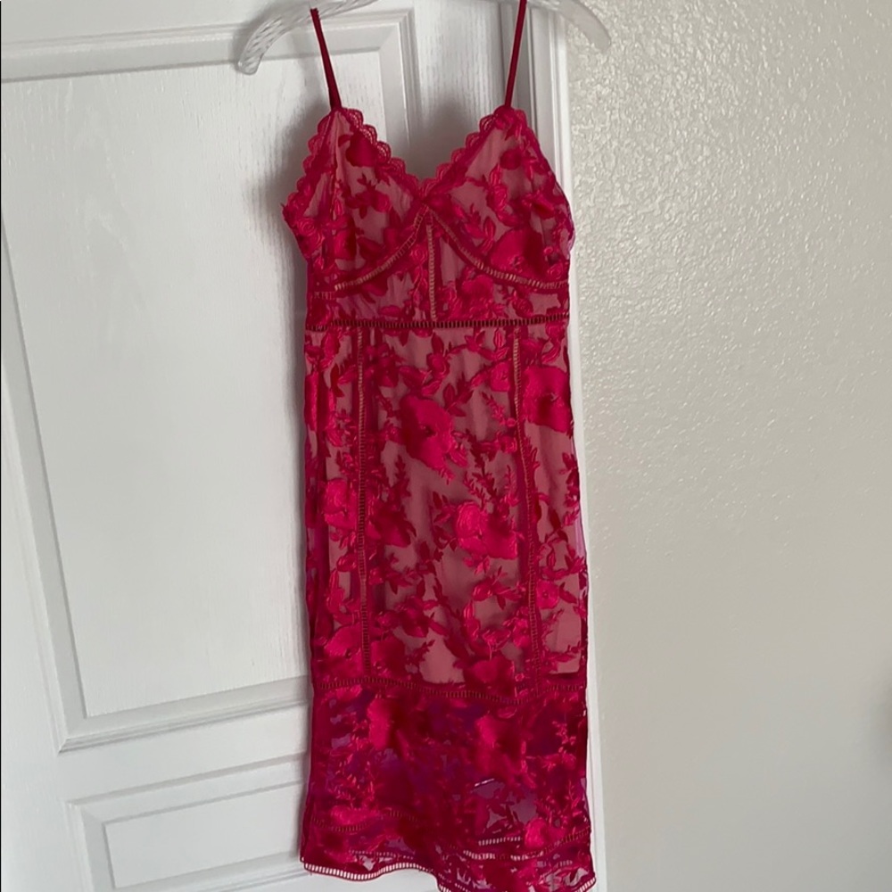 LULUS mid length, lined, lace, silhouette dress!